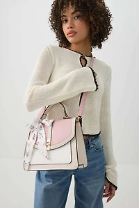 Sac carré à poignée et détail de foulard