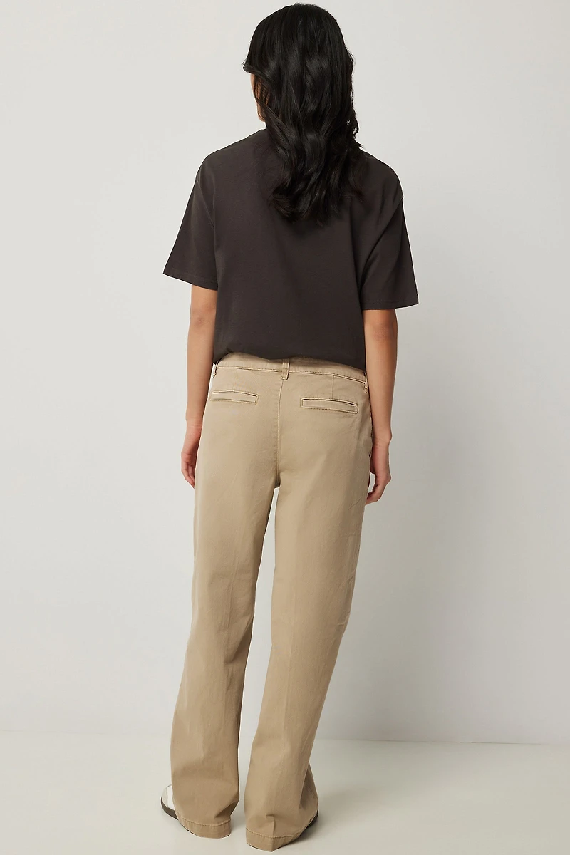 Chino plissé à taille basse