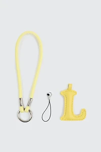 Breloque en faux cuir initiale L jaune et sangle