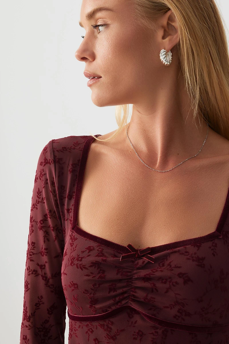 Robe courte en maille à fleurs floquées