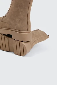 Bottes lacées en faux suède