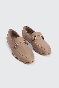 Flâneurs pointus à detail de chaîne