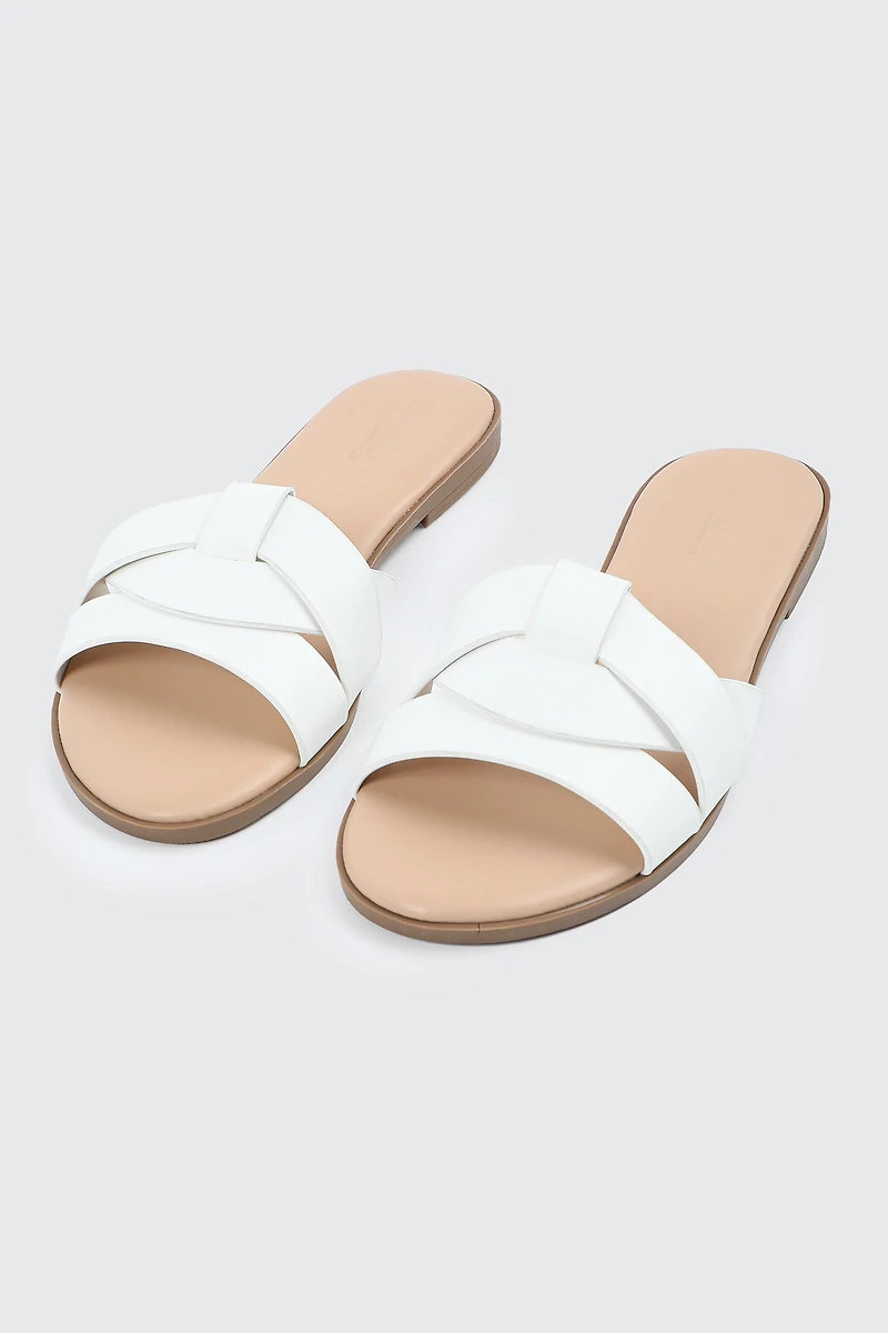 Sandales plates à empeigne tressée