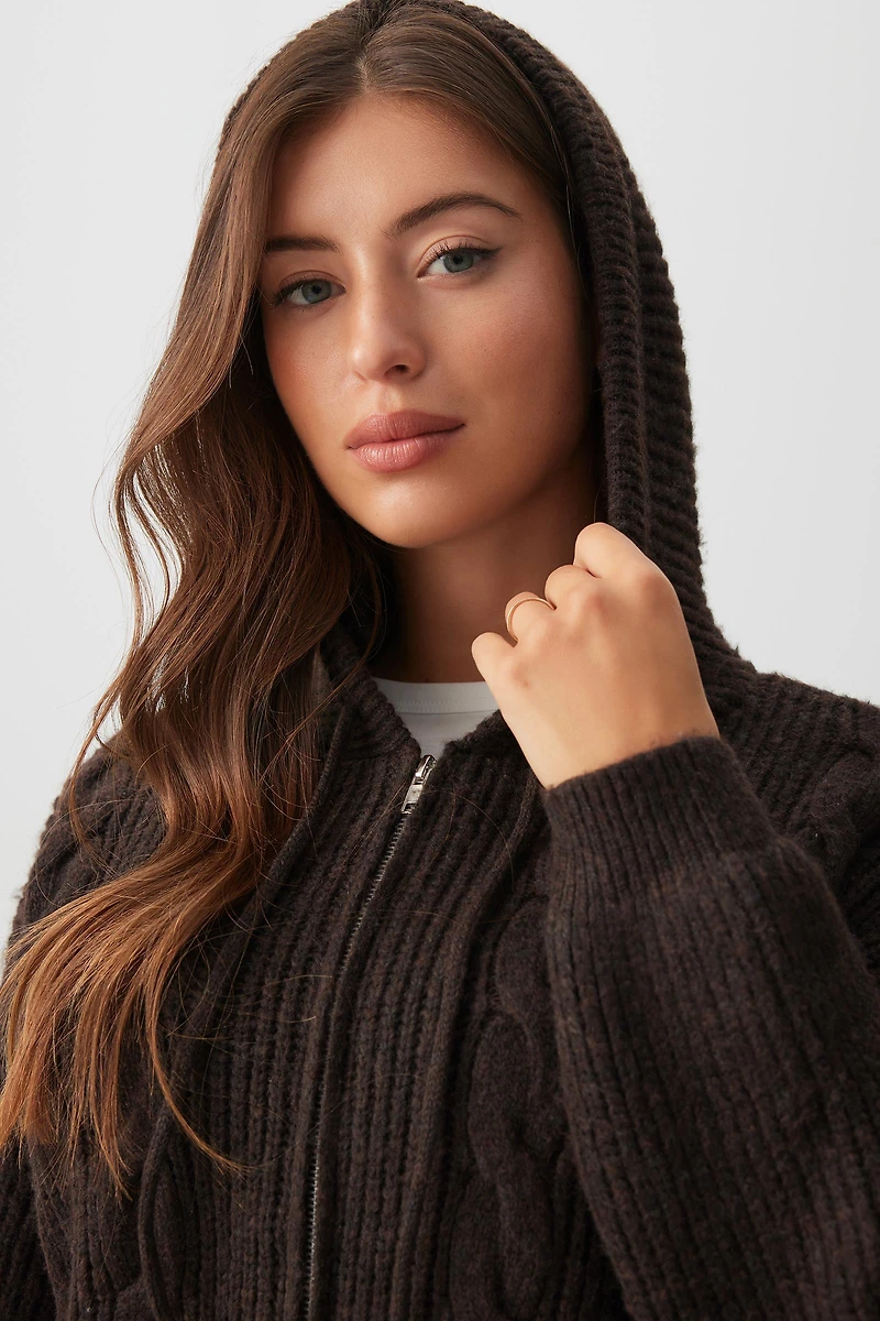 Veste à capuchon en tricot torsadé