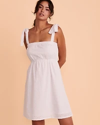 Robe nouée à l'épaule œillet
