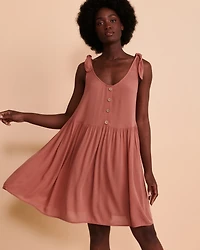 Robe nouée aux épaules