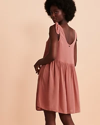 Robe nouée aux épaules