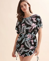 Robe courte froncée sur les côtés