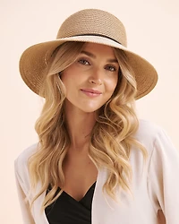 Chapeau cloche avec breloque en coquillage