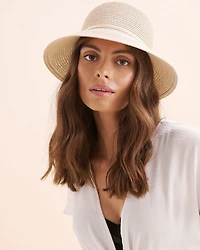 Chapeau cloche avec breloque en coquillage