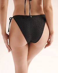 Bas de bikini brésilien avec anneaux à nouer en crochet
