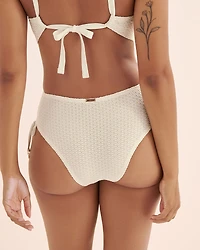 Bas de bikini coupe échancrée en crochet