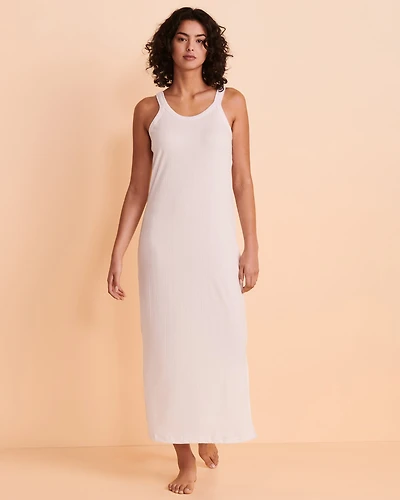 Robe longue sans manches avec fentes sur les côtés