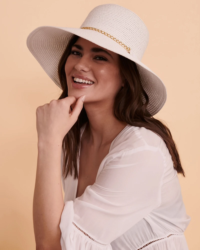 Chapeau avec chaîne
