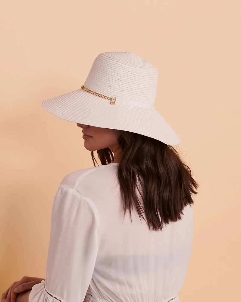 Chapeau avec chaîne