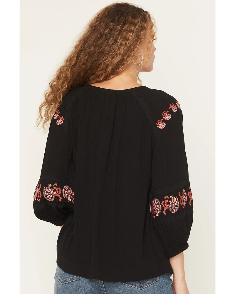 Shyanne Women's Gulch 3/4 Sleeve Embroidered Peasant Top