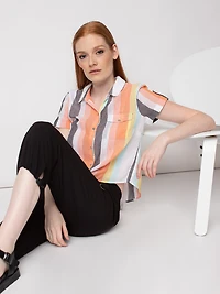 Short-sleeve fitted blouse with buttons