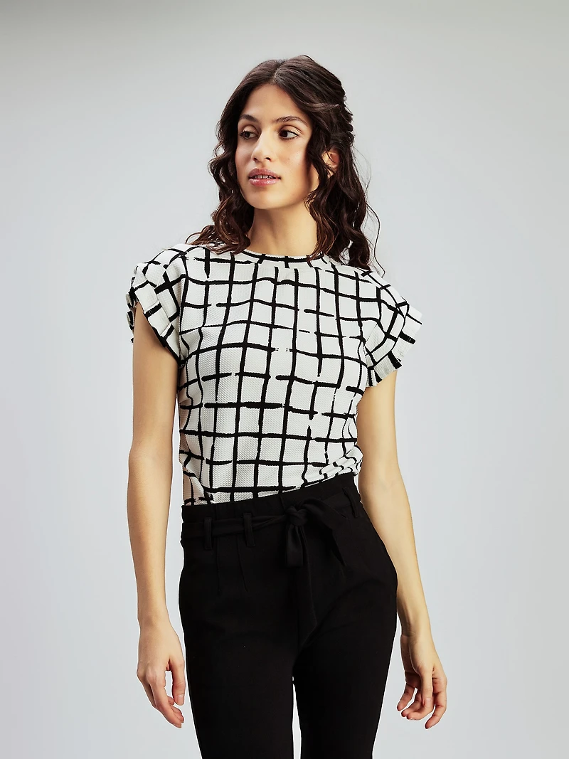 Short-sleeve semi-fitted t-shirt