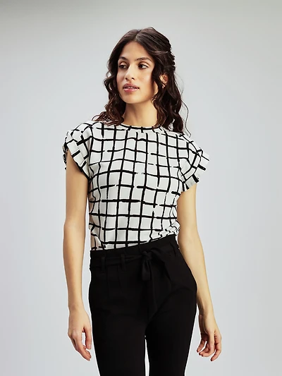 Short-sleeve semi-fitted t-shirt
