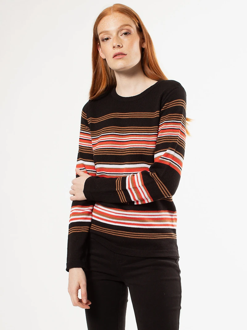 Long-sleeve semi-fitted pullover sweater