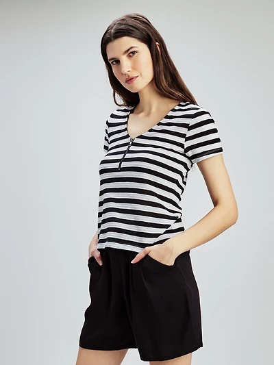 Short-sleeve semi-fitted t-shirt
