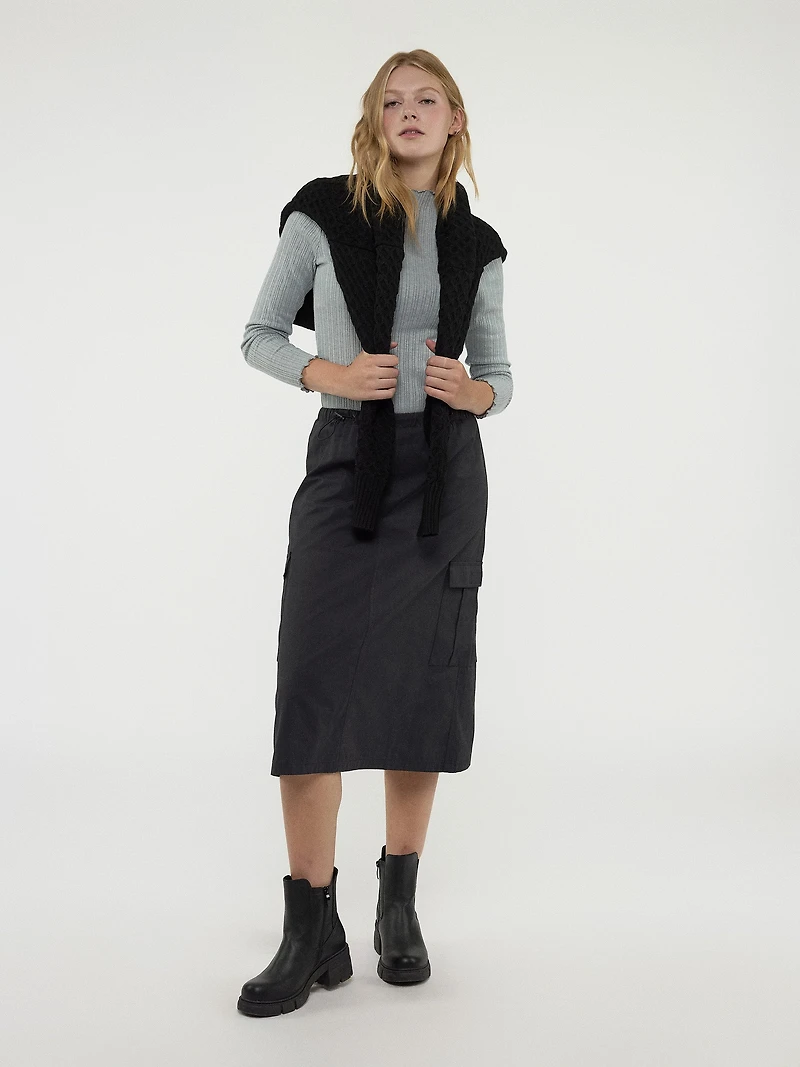 Long-sleeve semi-fitted t-shirt