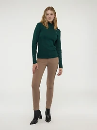 Long-sleeve semi-fitted pullover sweater