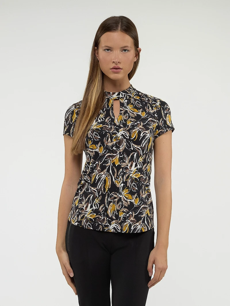 Short-sleeve semi-fitted t-shirt