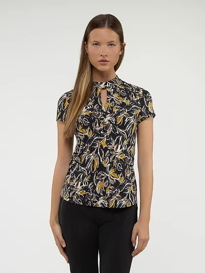 Short-sleeve semi-fitted t-shirt