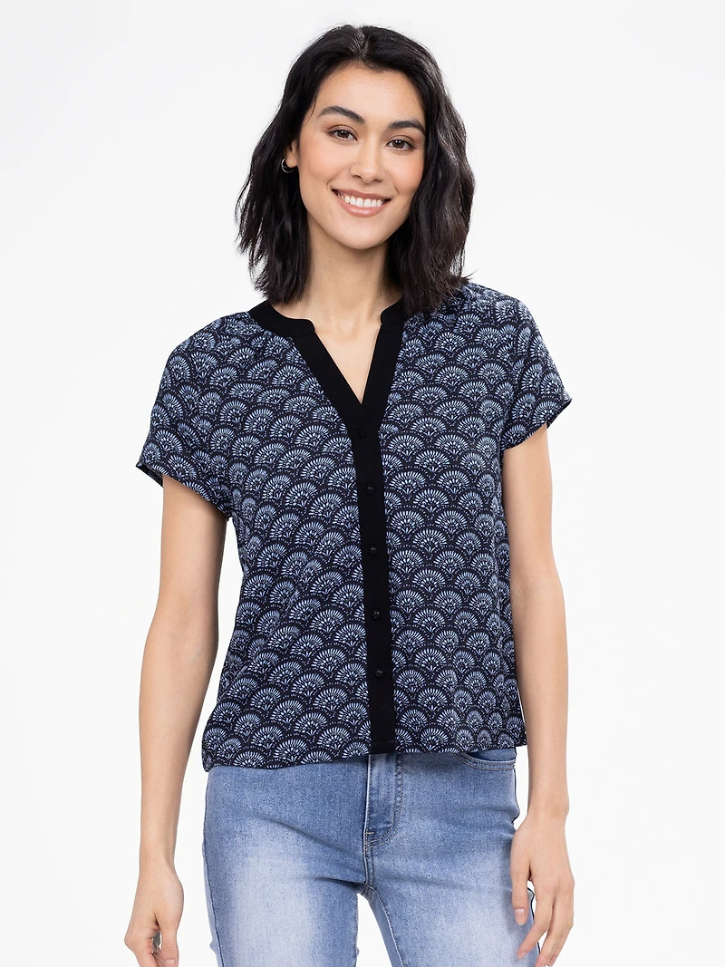 Sleeveless semi-fitted blouse with buttons