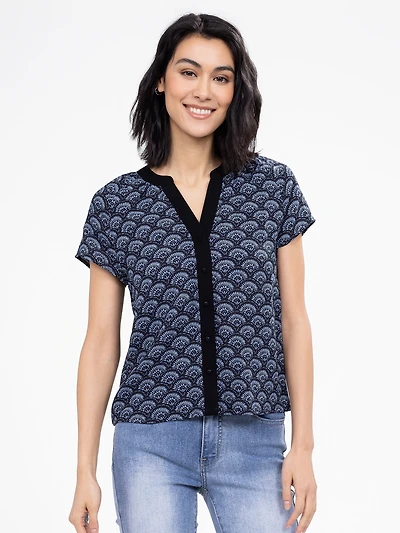 Sleeveless semi-fitted blouse with buttons