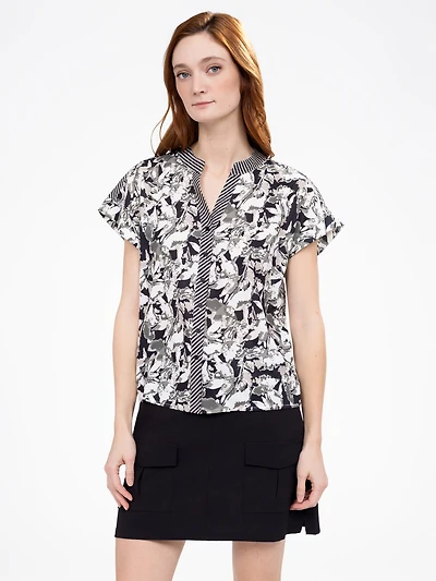 Sleeveless semi-fitted blouse with buttons