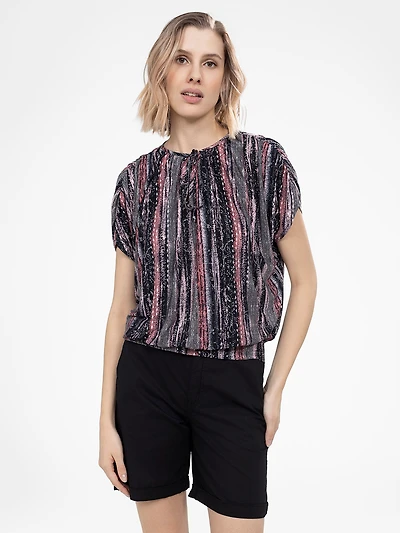 Short-sleeve semi-fitted t-shirt