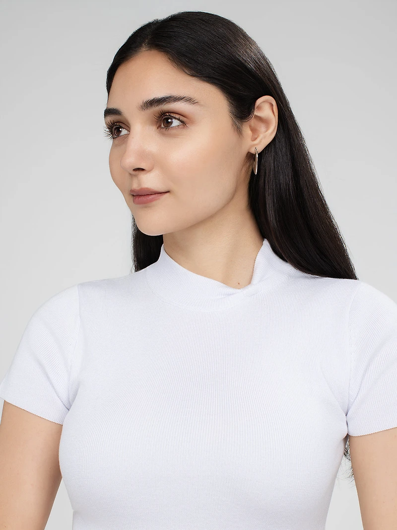 Sleeveless fitted pullover sweater