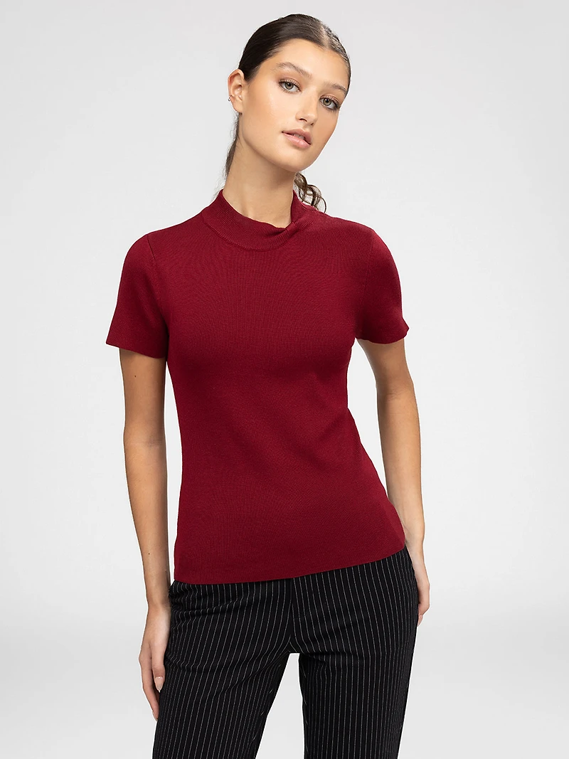 Sleeveless fitted pullover sweater