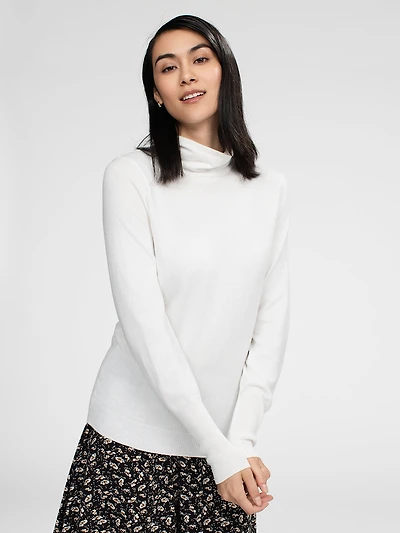 Long-sleeve semi-fitted pullover sweater