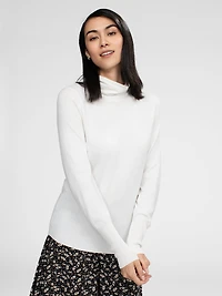 Long-sleeve semi-fitted pullover sweater