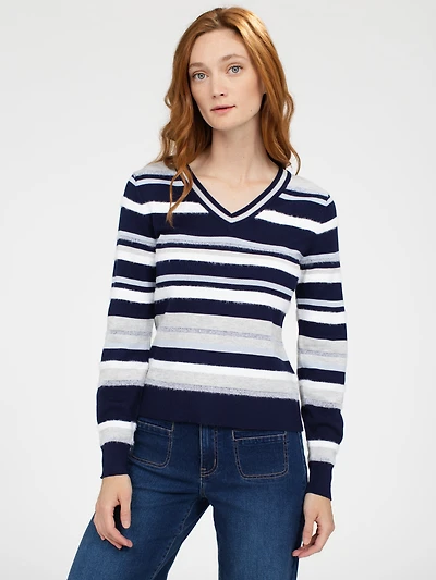 Long-sleeve semi-fitted pullover sweater