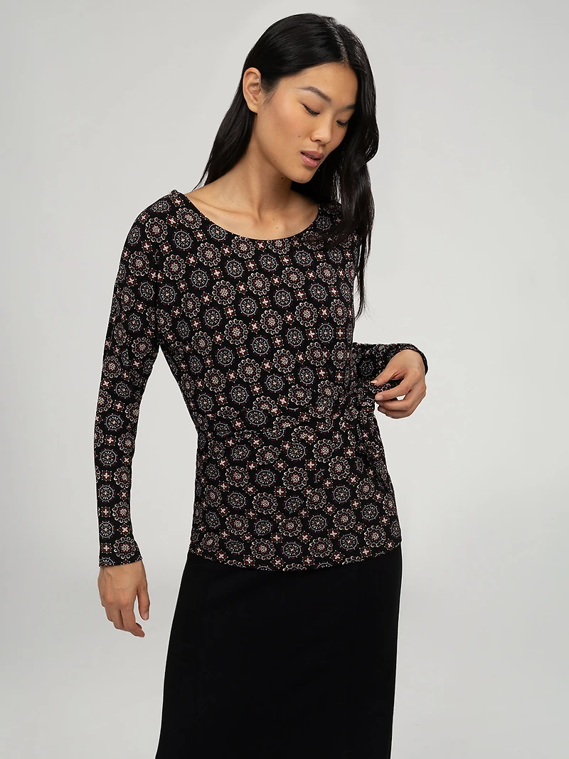 Long-sleeve semi-fitted t-shirt