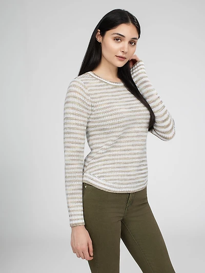 Long-sleeve semi-fitted pullover sweater