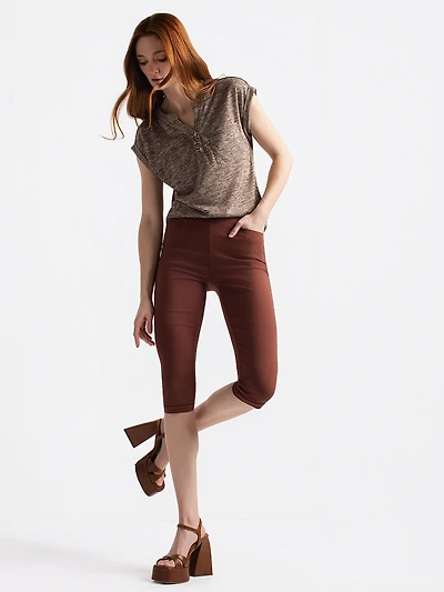 Narrow fitted pull-on capri