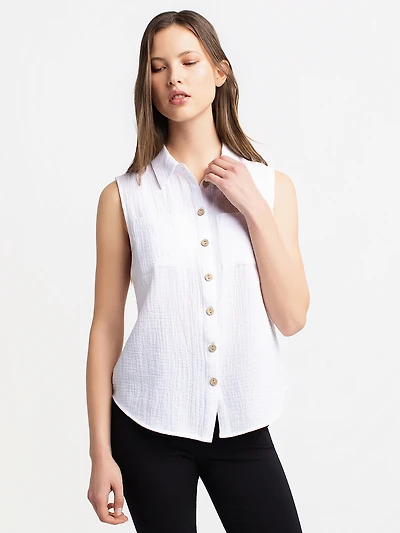 Sleeveless blouse with buttons