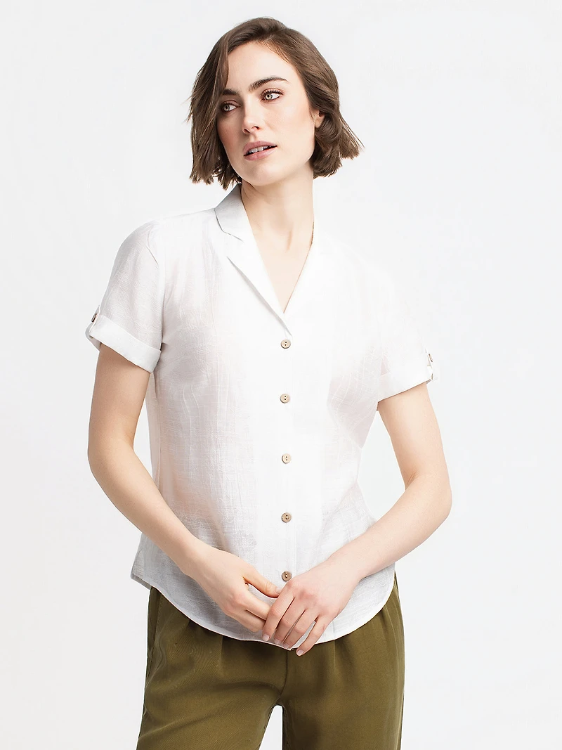Short-sleeve blouse with buttons