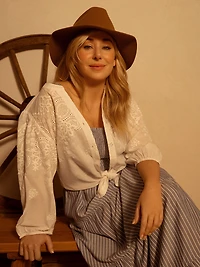 Short-sleeve blouse with buttons