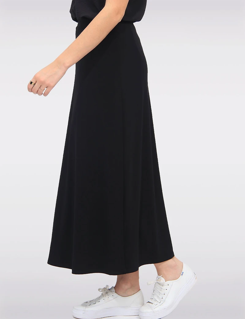 Classic Black Stretch Pull-On Maxi Skirt with A-Line Silhouette by Vamp