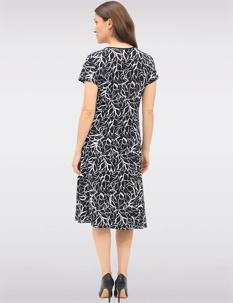 Flowy Black & White Abstract Print A-Line Dress with Short Sleeves by Vamp
