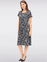 Flowy Black & White Abstract Print A-Line Dress with Short Sleeves by Vamp