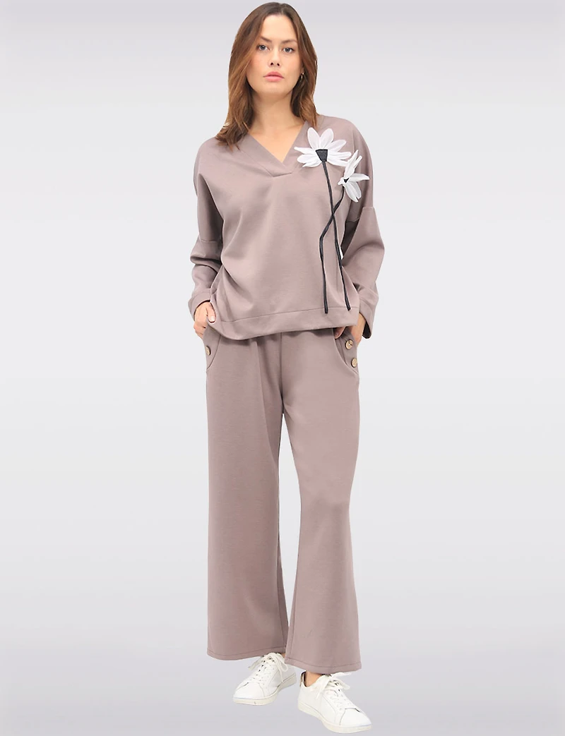 Casual Floral Appliqué V-Neck Sweater with Gathers at Hem & Cuffs by Froccella