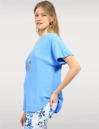 Short Sleeve V-Neck Soft Touch Knit Top with Rounded Hem & Necklace by Froccella