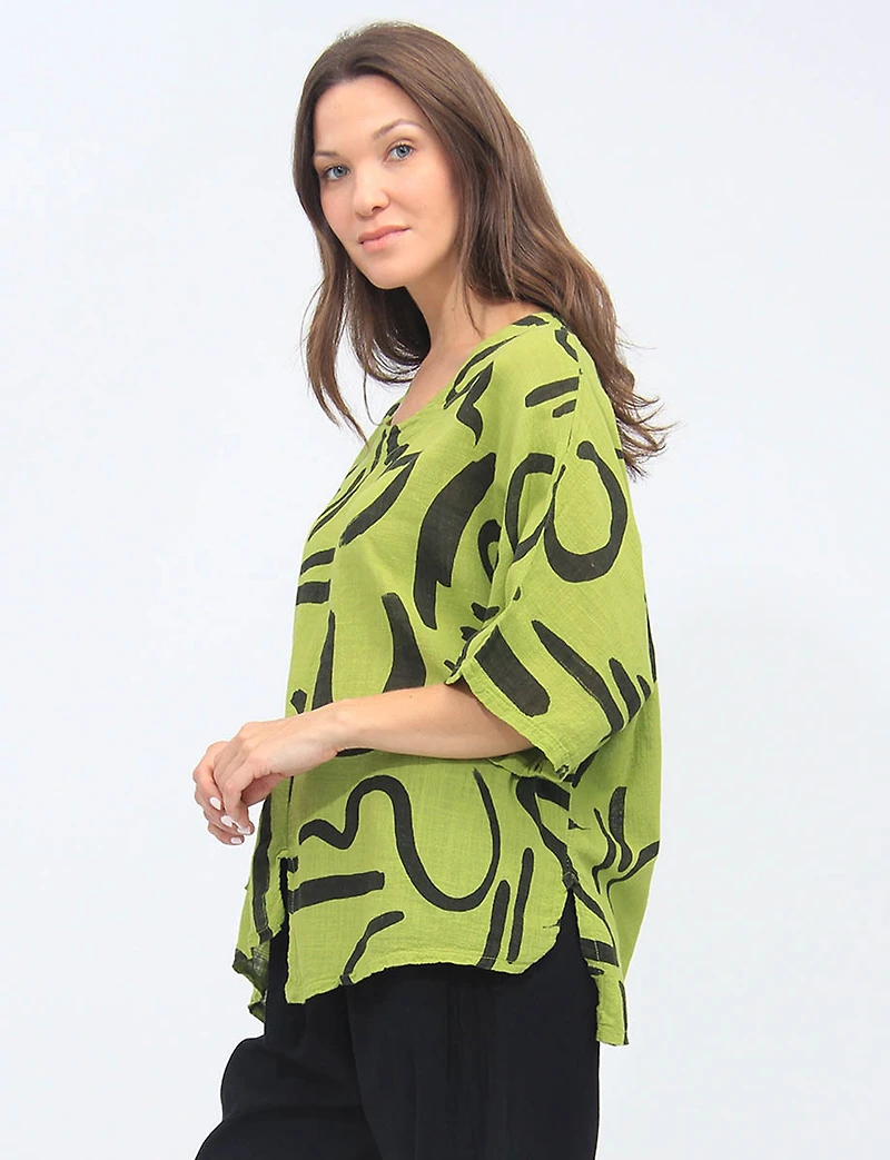 Abstract Graphic Print Short Sleeve Scoop Neck Top with Side Slits by Froccella